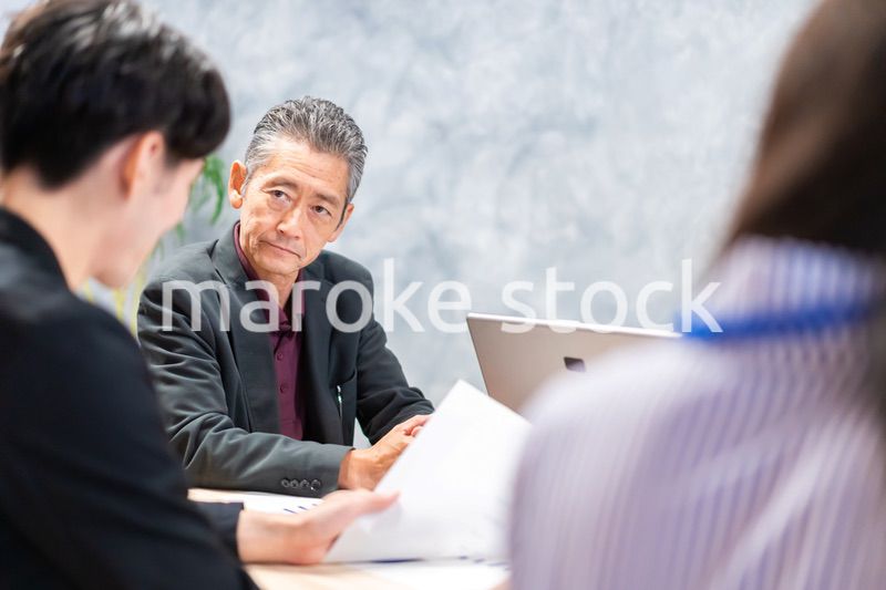 明るい雰囲気で会議をするビジネスパーソン