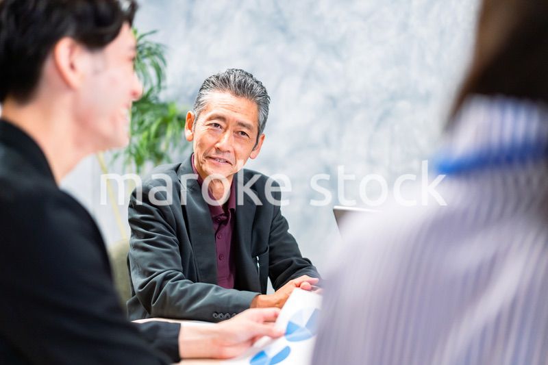 明るい雰囲気で会議をするビジネスパーソン