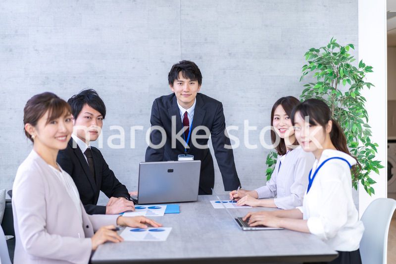 オフィスでビジネスミーティングをする会社員