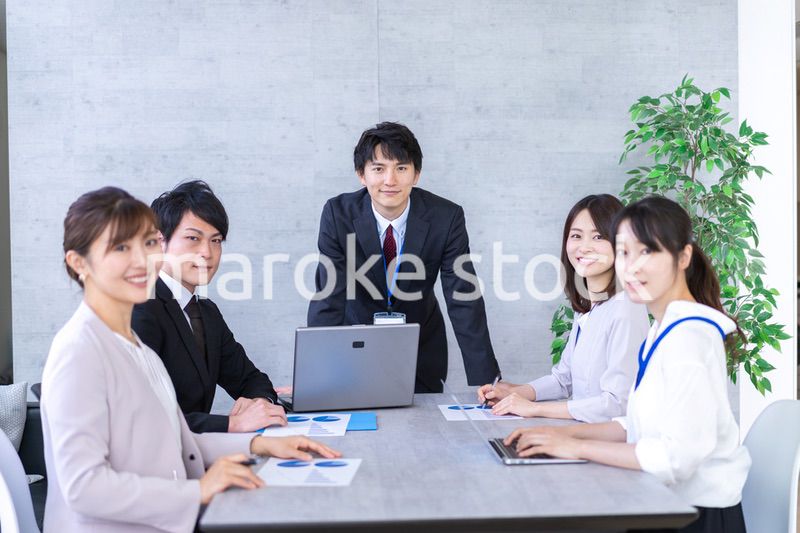 明るいオフィスで働くビジネスパーソン