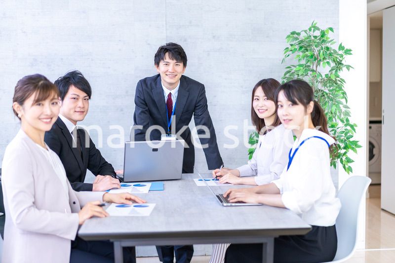 綺麗なオフィスで働く若い会社員