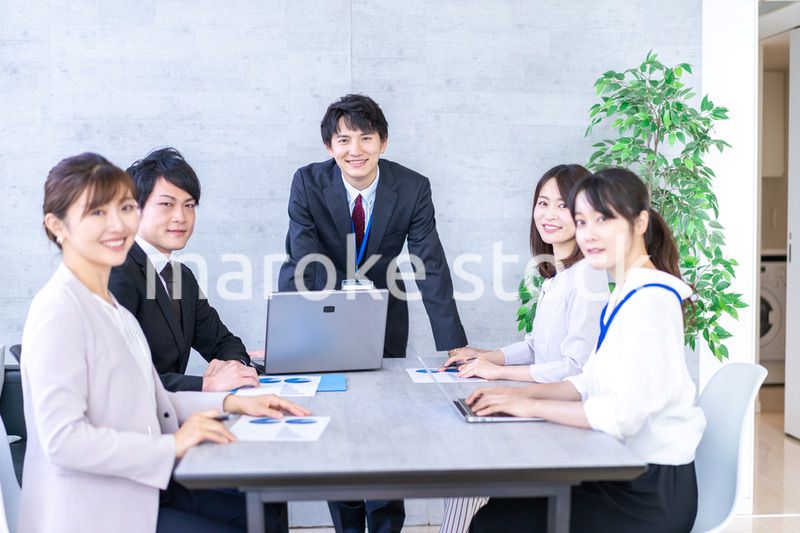 綺麗なオフィスで働く若い会社員