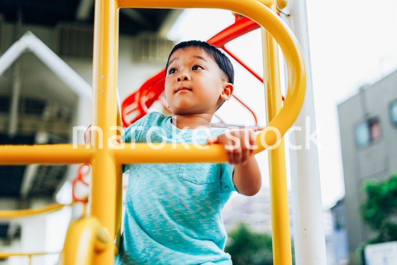 遊具で遊ぶ小さな男の子