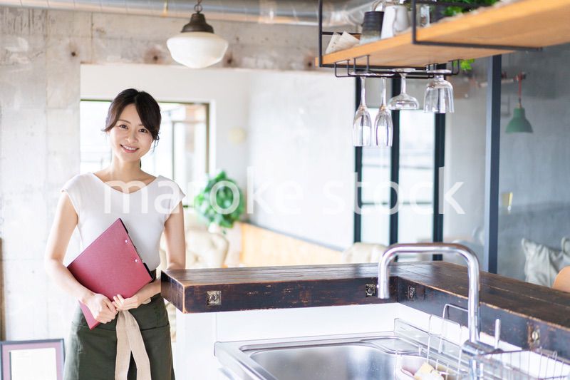 カフェで働く若い女性スタッフ