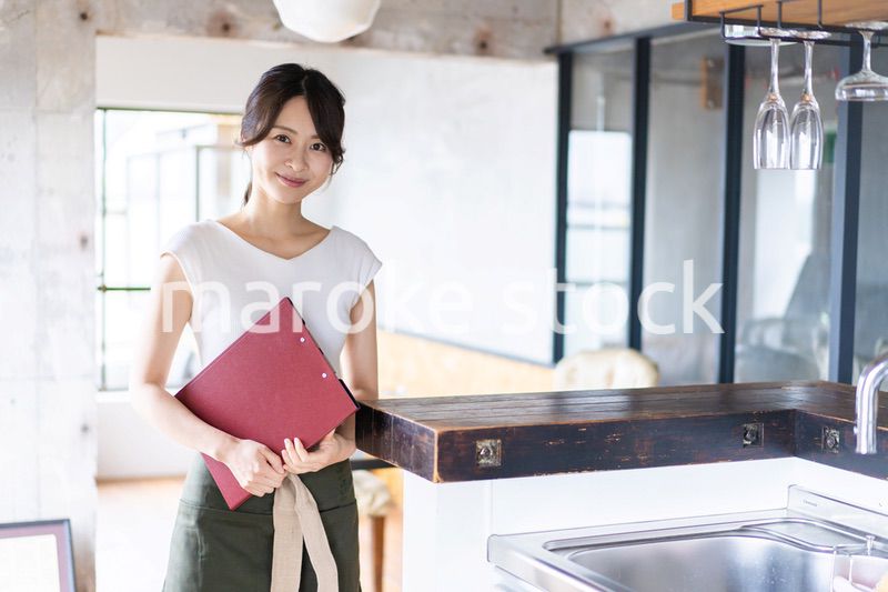 カフェで働く若い女性スタッフ