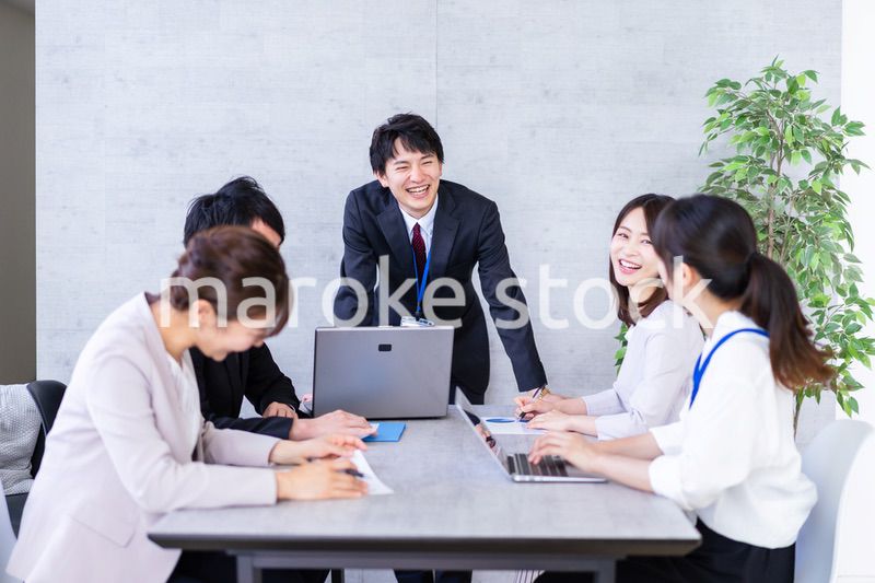 オフィスで仕事をする若いビジネスパーソン