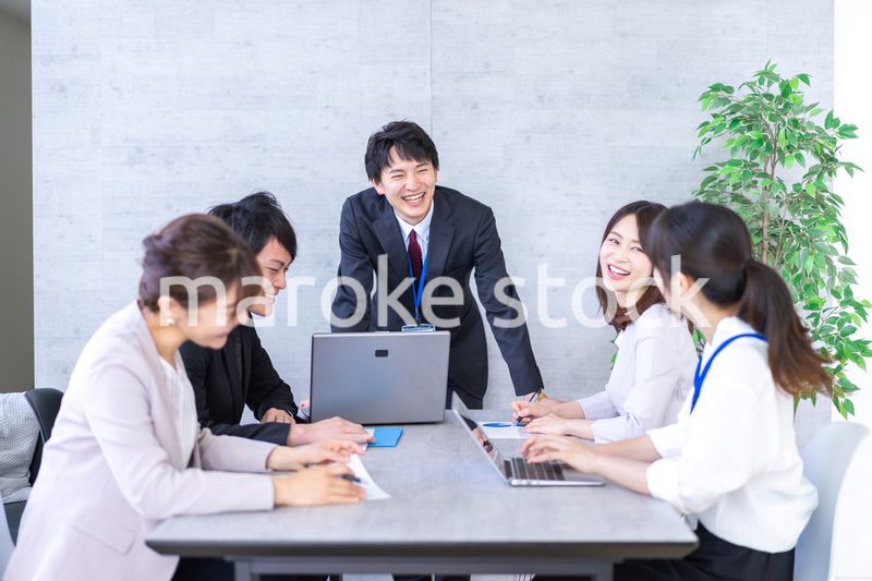 オフィスで仕事をするビジネスパーソン