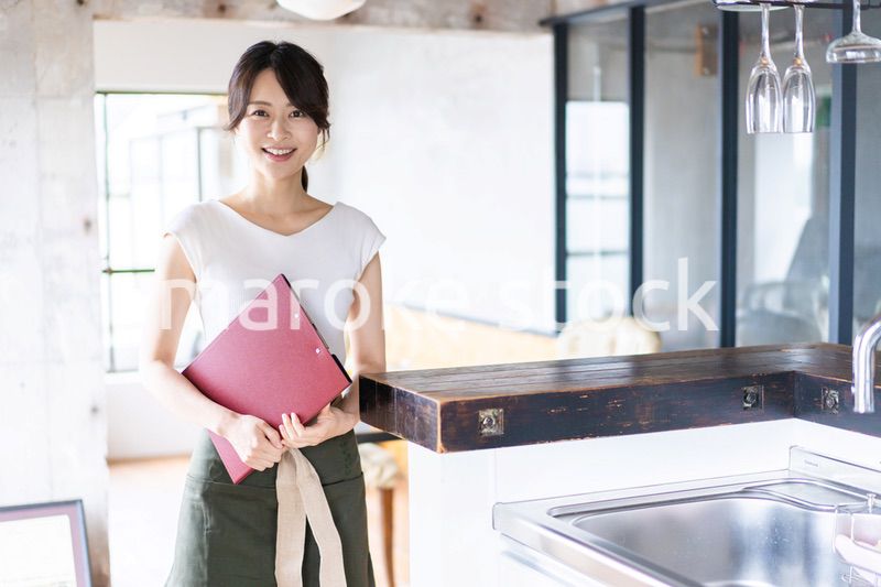 カフェで働く若い女性スタッフ