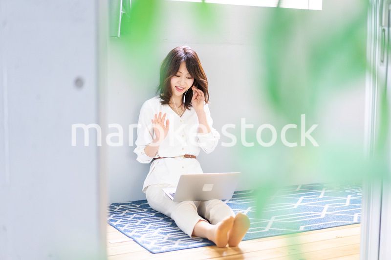 ビデオチャットをする若い女性