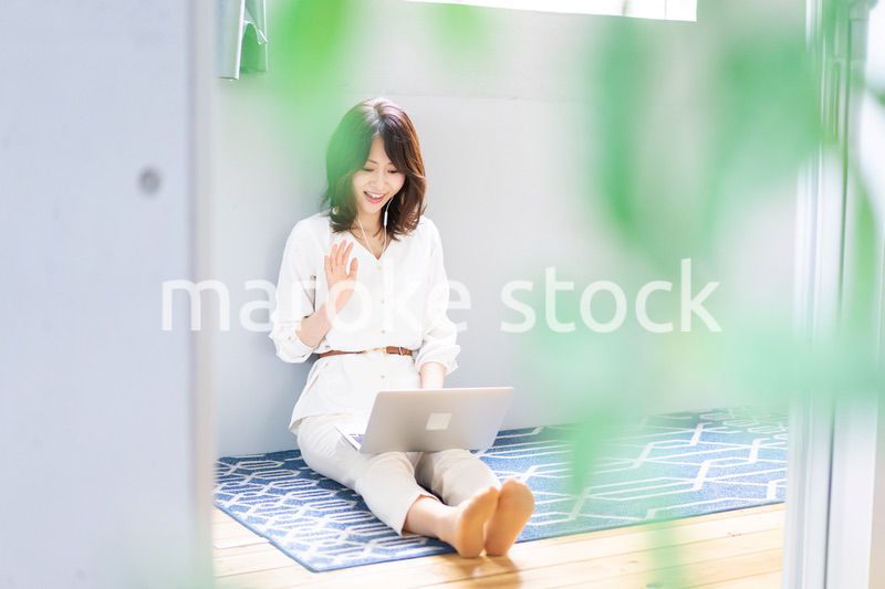 ビデオチャットをする若い女性