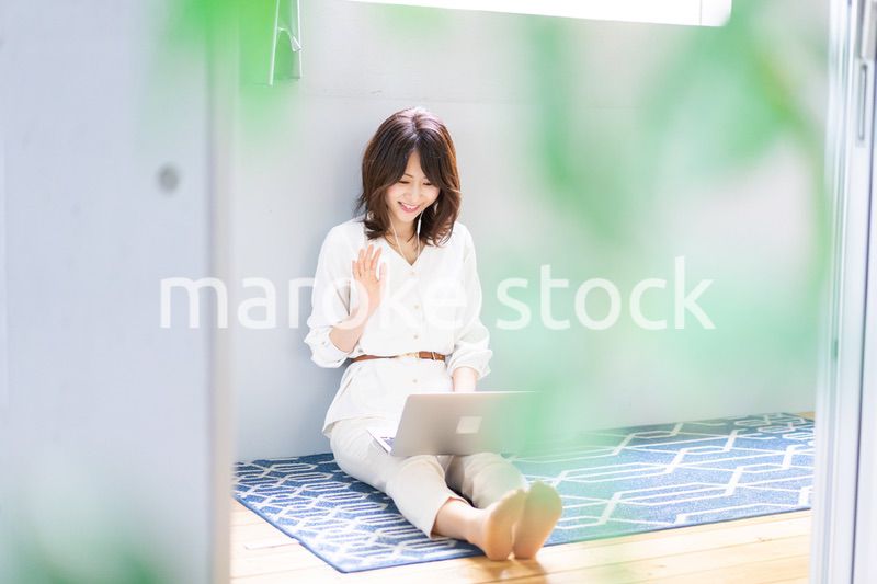 ビデオチャットをする若い女性