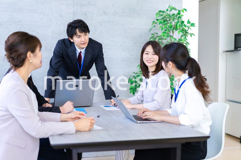 ミーティングをするビジネスパーソン