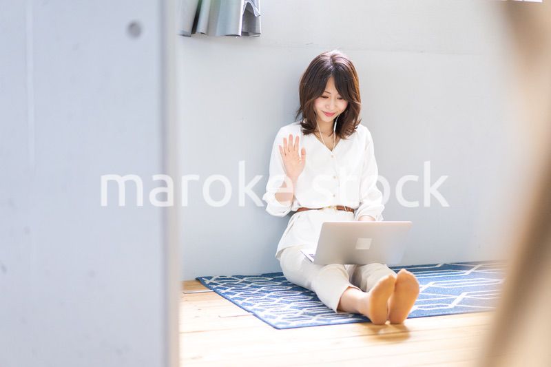 ビデオチャットをする若い女性