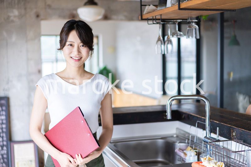 カフェで働く若い女性スタッフ
