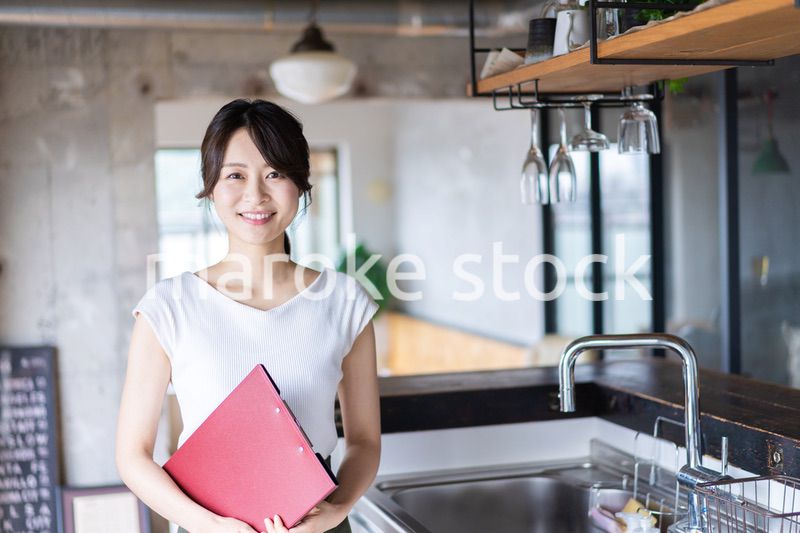 カフェで働く若い女性スタッフ