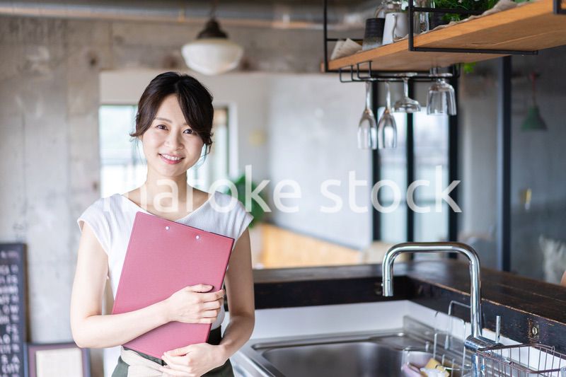 カフェで働く若い女性スタッフ