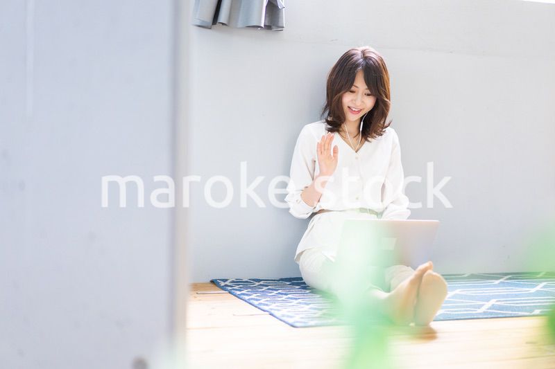 ビデオチャットをする若い女性