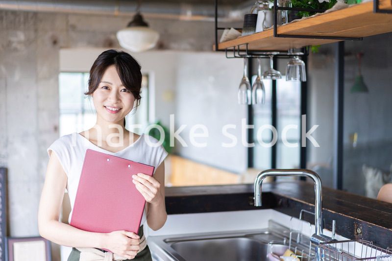 カフェで働く若い女性スタッフ