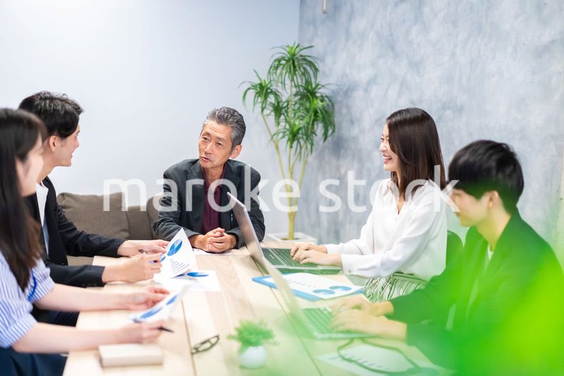 明るい雰囲気で会議をするビジネスパーソン