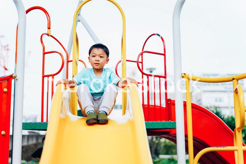 遊具で遊ぶ小さな男の子