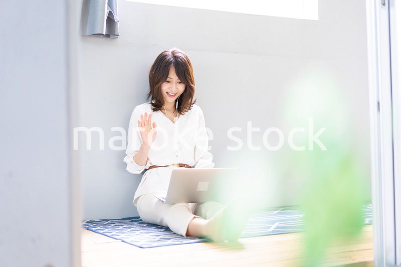 ビデオチャットをする若い女性