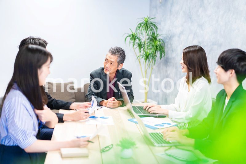 オフィスで会議をするビジネスパーソン