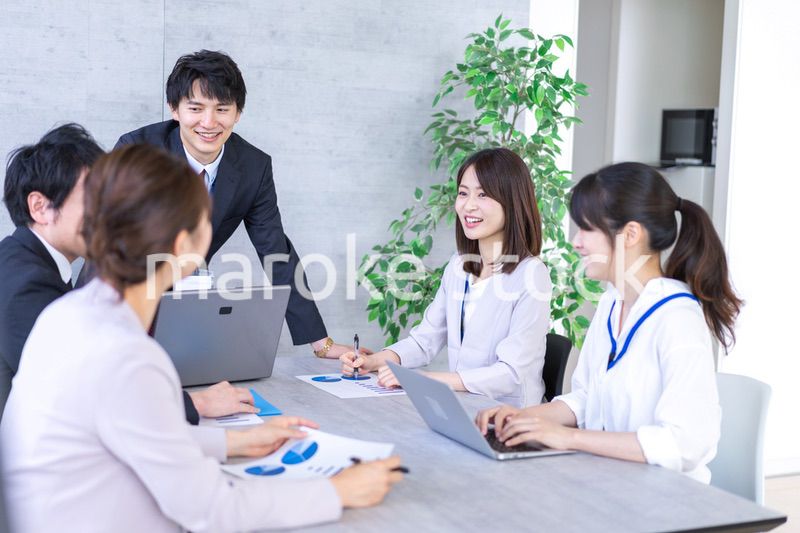 オフィスでビジネスミーティングをする会社員