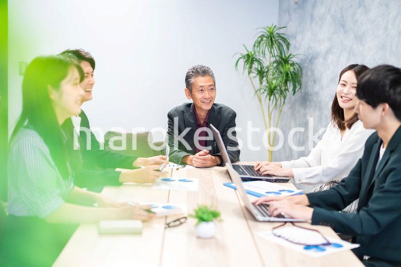 明るい雰囲気で会議をするビジネスパーソン