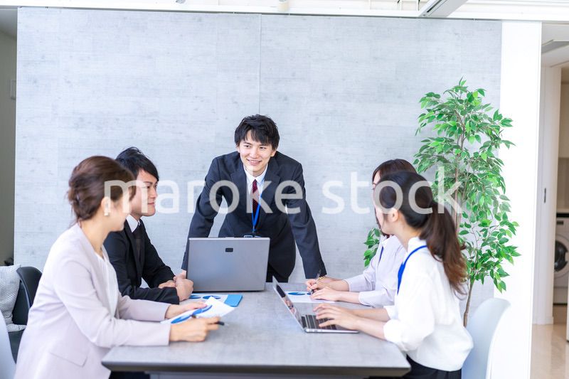 綺麗なオフィスで働く若い会社員