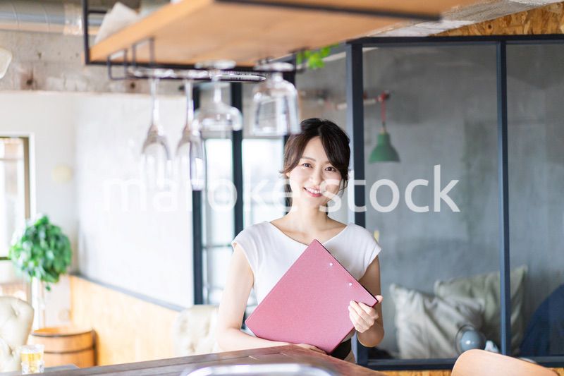 カフェで働く若い女性スタッフ