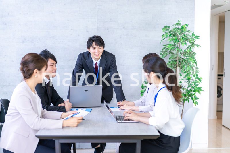 綺麗なオフィスで働く若い会社員