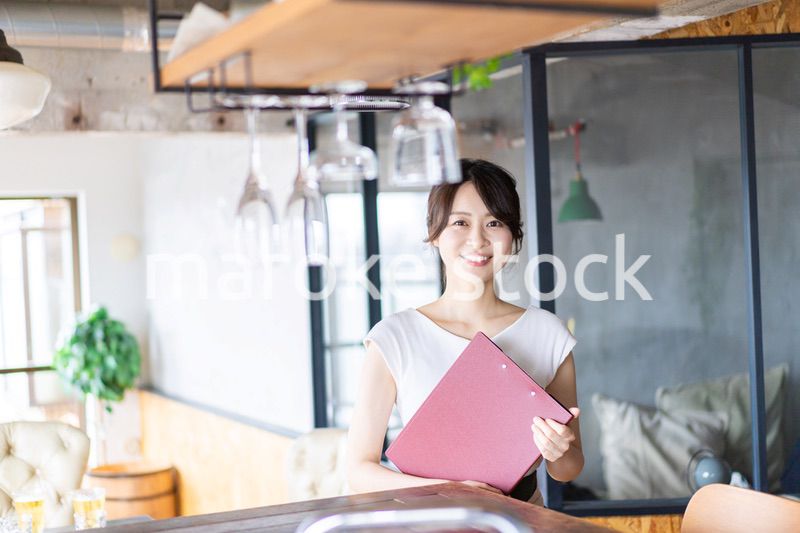 カフェで働く若い女性スタッフ