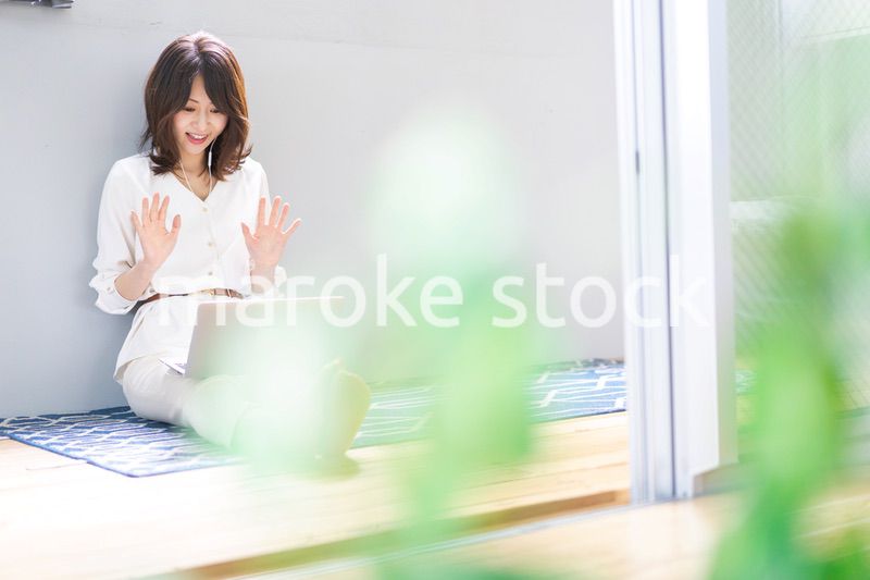 ビデオチャットをする若い女性