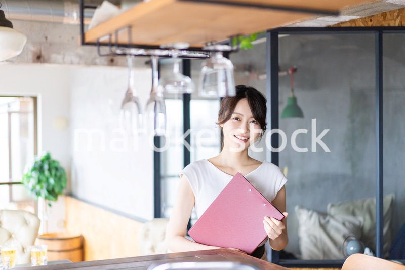 カフェで働く若い女性スタッフ