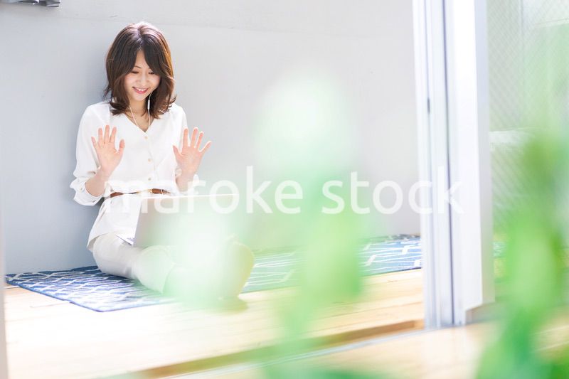 ビデオチャットをする若い女性