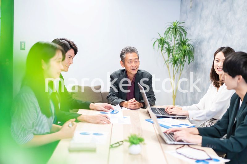明るい雰囲気で会議をするビジネスパーソン