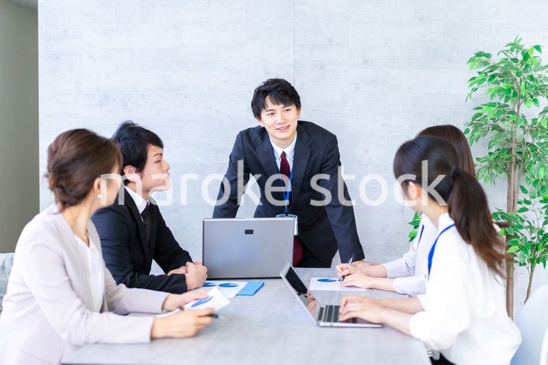 ミーティングをするビジネスパーソン