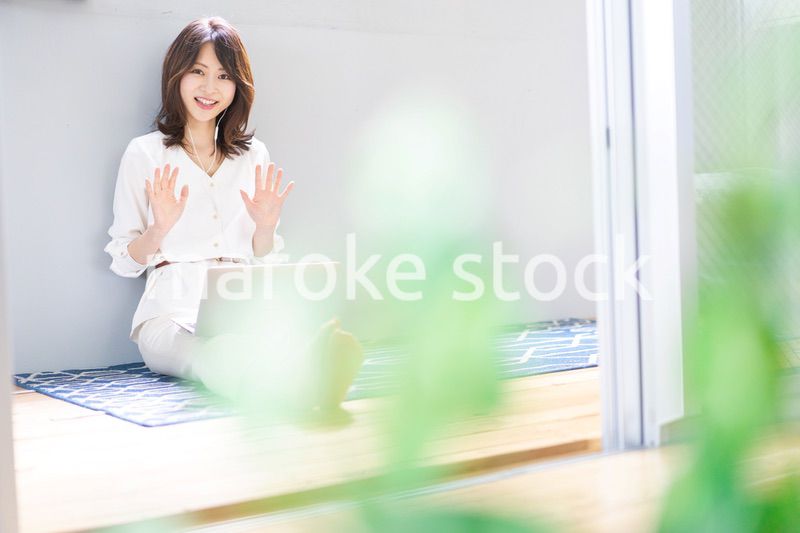 ビデオチャットをする若い女性