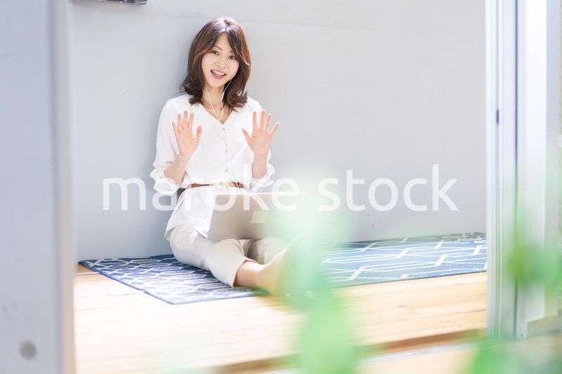 ビデオチャットをする若い女性