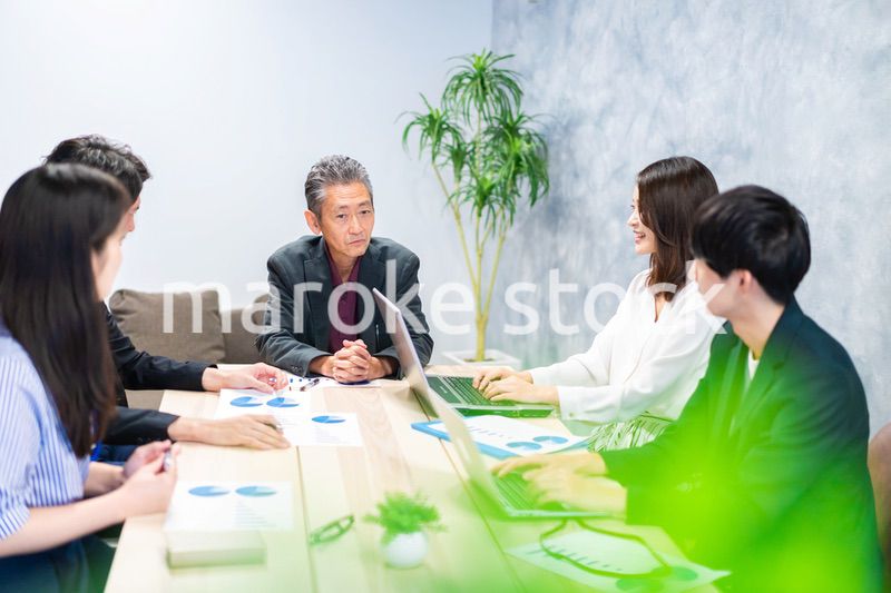 オフィスで会議をするビジネスパーソン
