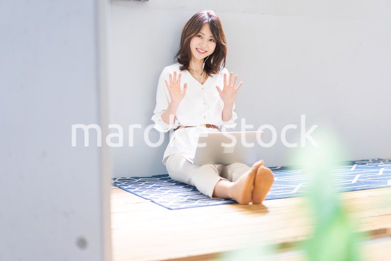 ビデオチャットをする若い女性