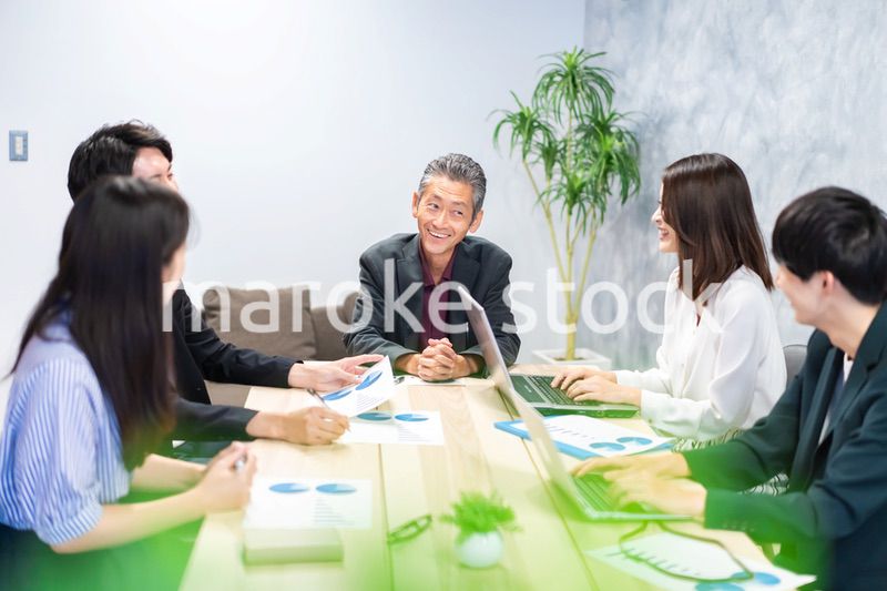 明るい雰囲気で会議をするビジネスパーソン
