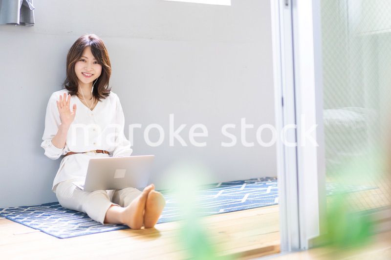 ビデオチャットをする若い女性