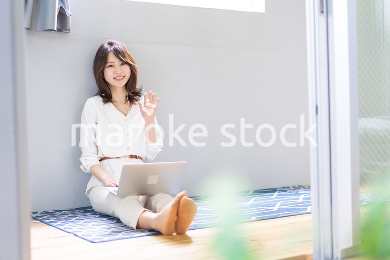 ビデオチャットをする若い女性