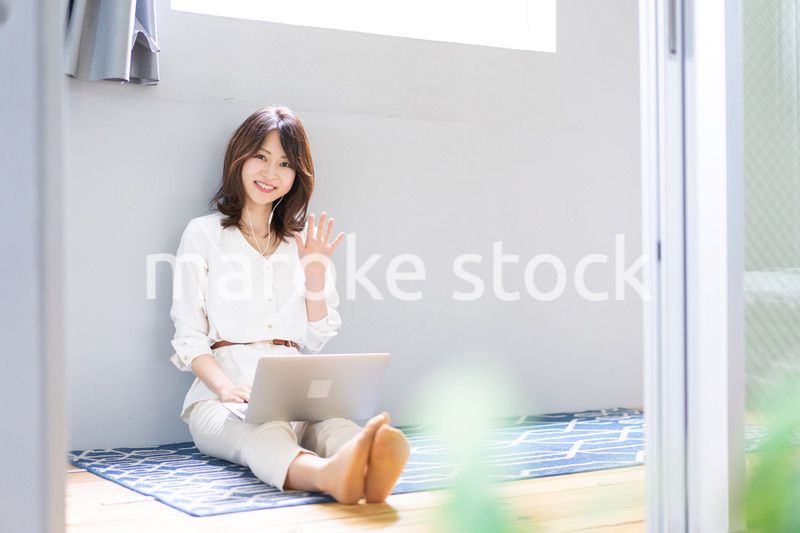 ビデオチャットをする若い女性