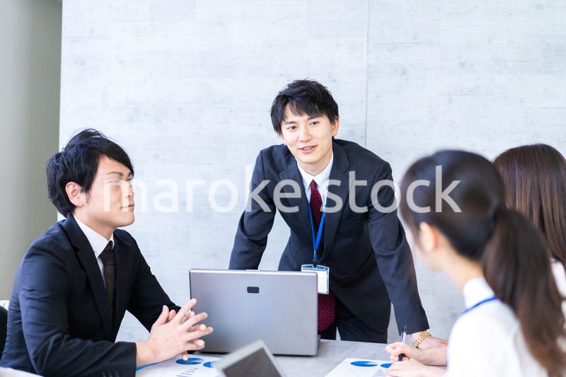 ミーティングをするビジネスパーソン
