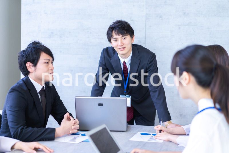 コンサルティング会社で働くビジネスパーソン