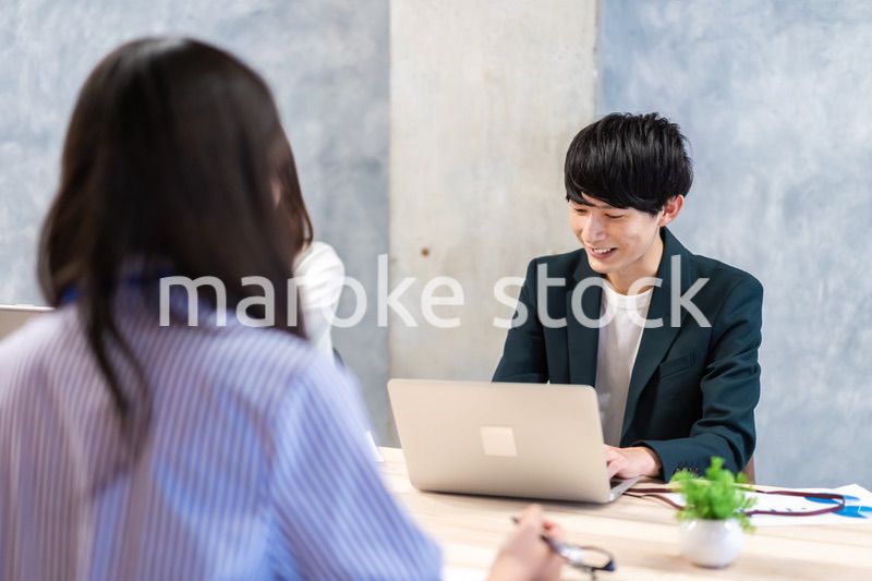 明るい雰囲気で会議をするビジネスパーソン