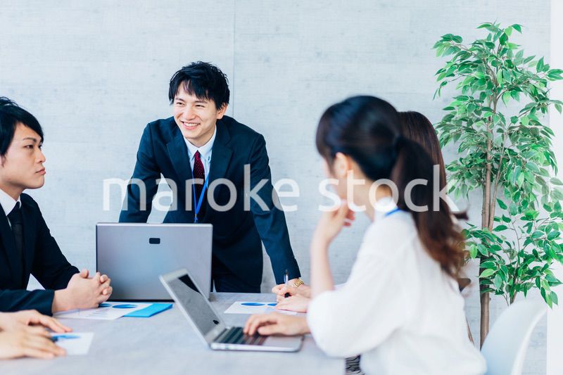 明るいオフィスで働くビジネスパーソン