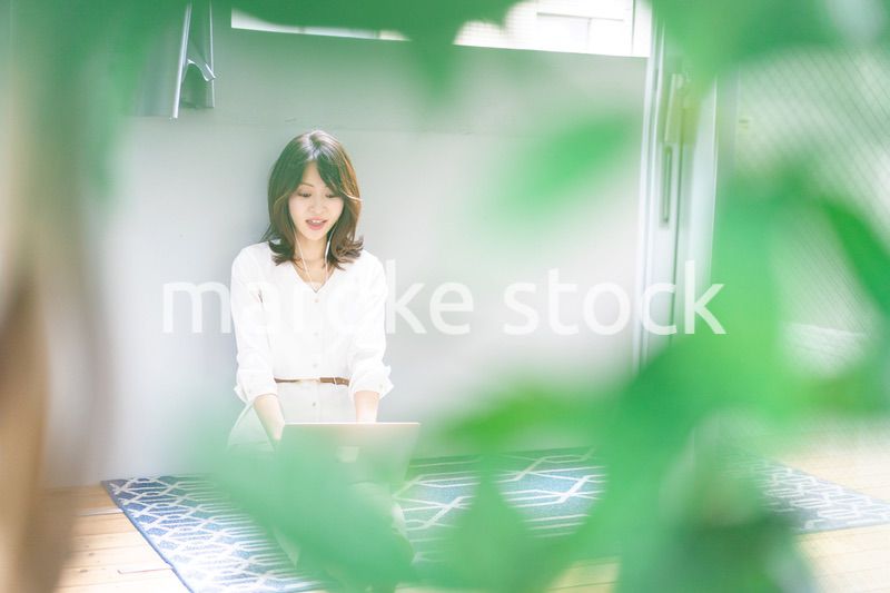 ビデオチャットをする若い女性